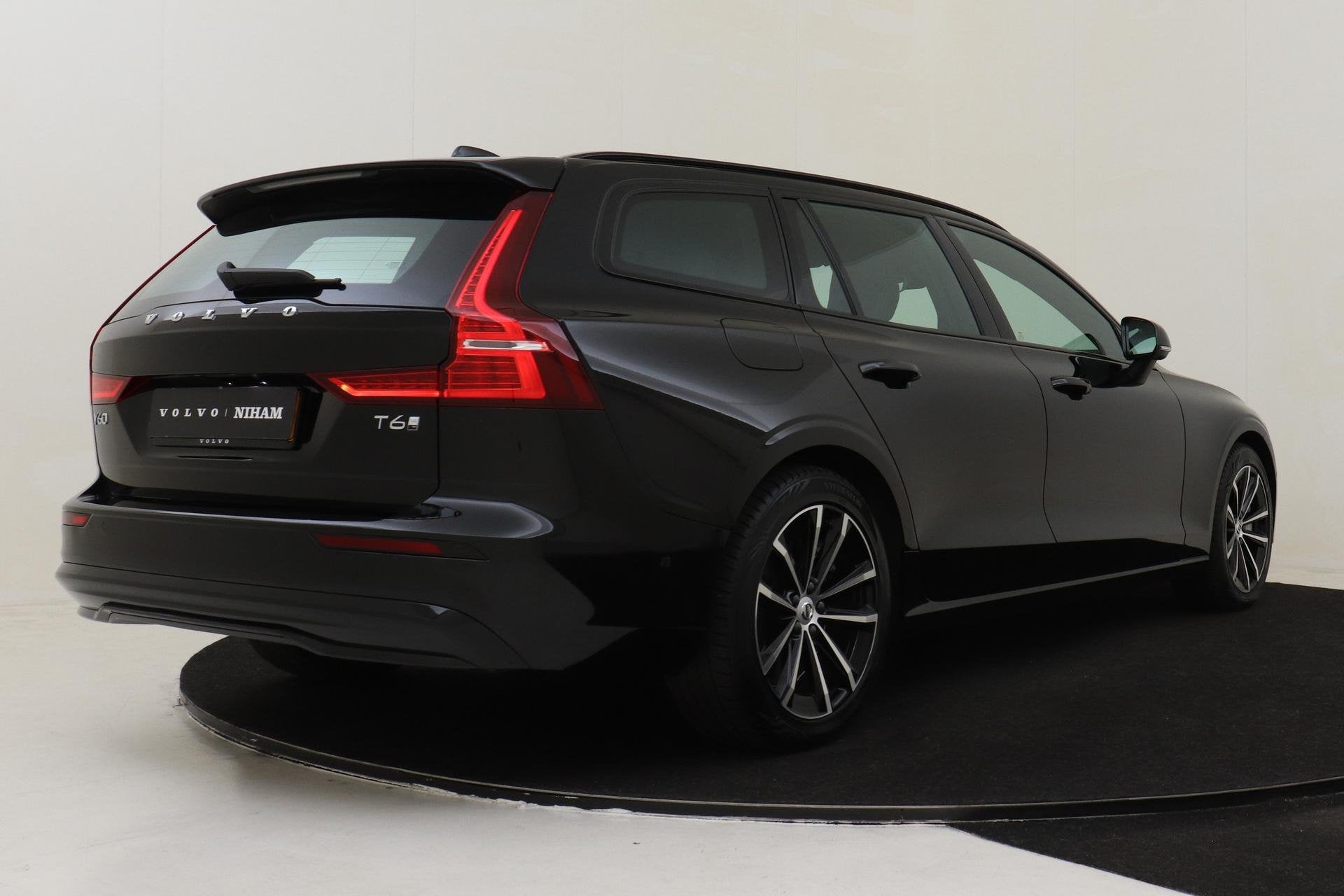 Volvo V60 T6 PLUG-IN HYBRID AWD PLUS DARK -HARMAN/KARDON|360, Auto's, Automaat, 12 maanden, Stof, Gebruikt