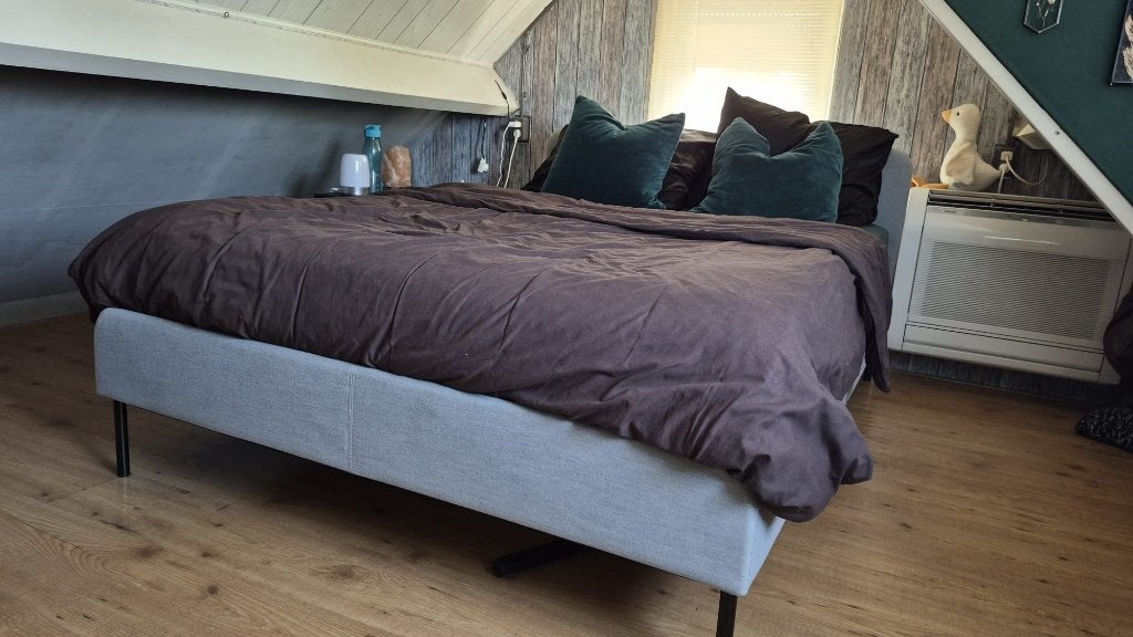 Grijs gestoffeerd Ikea bed, 144 breed, 206 lang en 85 hoog, Ophalen, Eenpersoons, 140 cm, Zo goed als nieuw