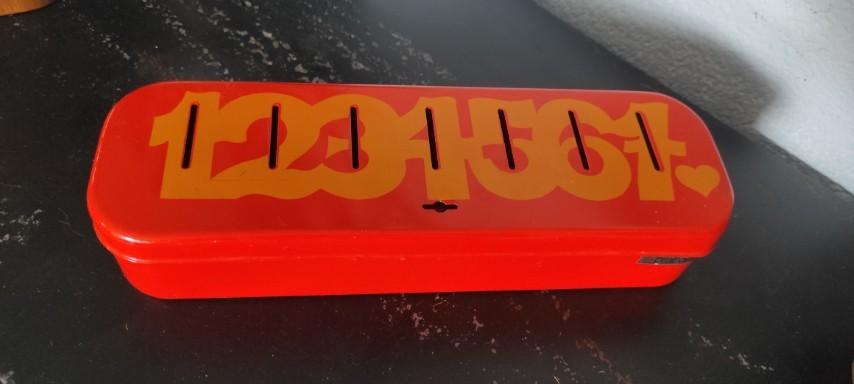 Vintage metalen geldkistje spaarpot Brabantia oranje, Verzamelen, Spaarpotten, Ophalen of Verzenden, Gebruikt, Metaal of Blik