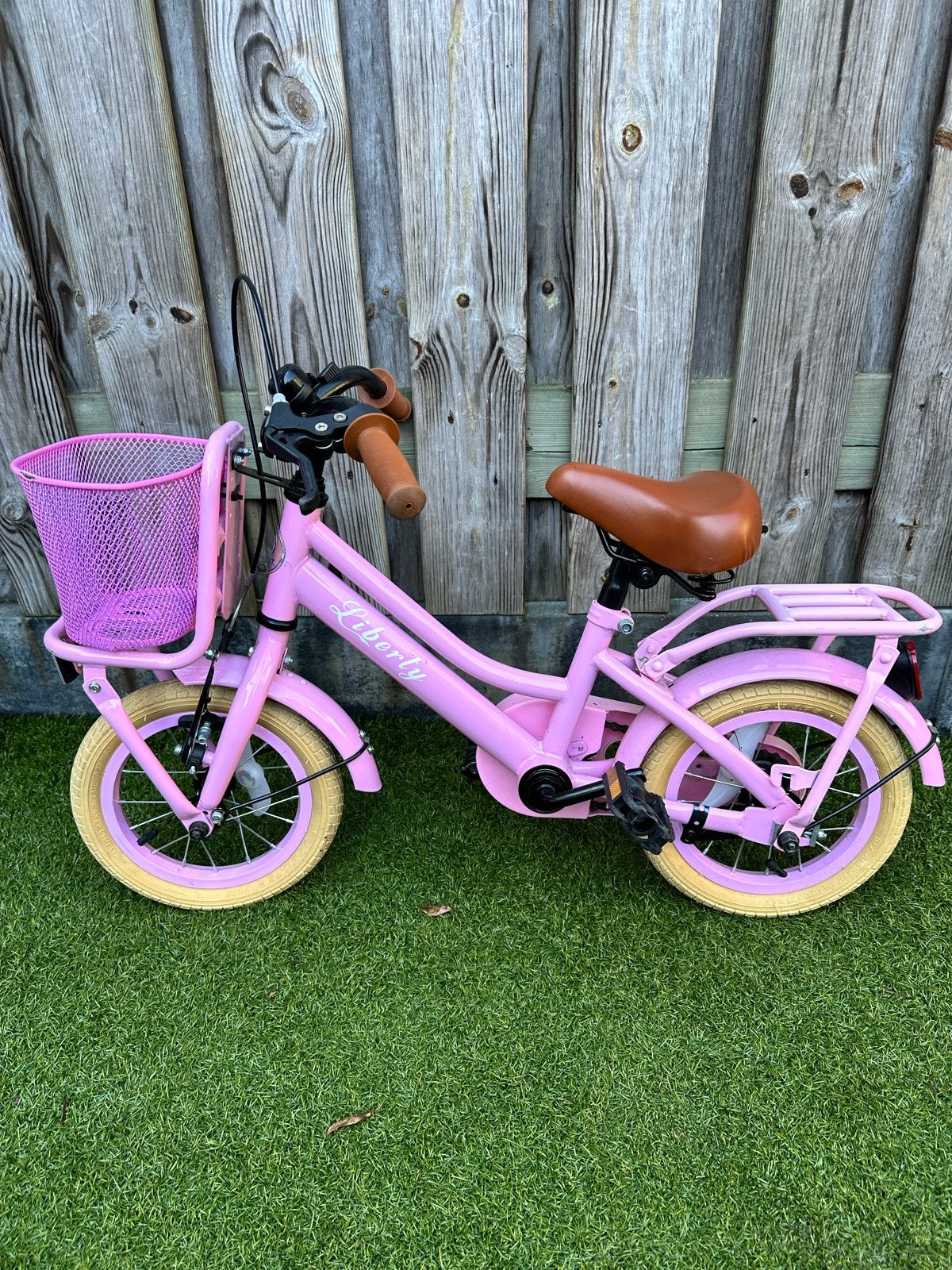 Roze kinderfiets Liberty met mandje - Zo goed als nieuw, Fietsen en Brommers, Ophalen of Verzenden, Zo goed als nieuw, Velgrem