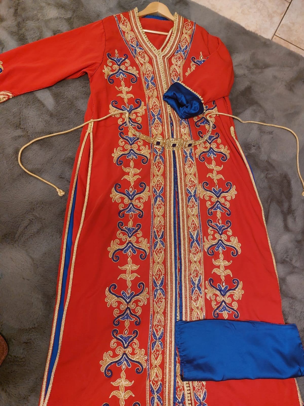 Prachtige Marokkaanse takshita- Rood met Gouden Borduur, Kleding | Dames, Ophalen, Overige typen, Maat 42/44 (L), Rood