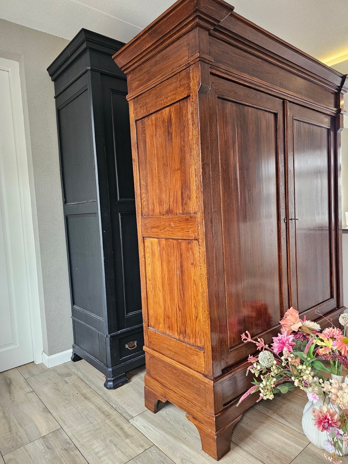 Foto 6 van strakke Chesterfield style kledingkast servieskast