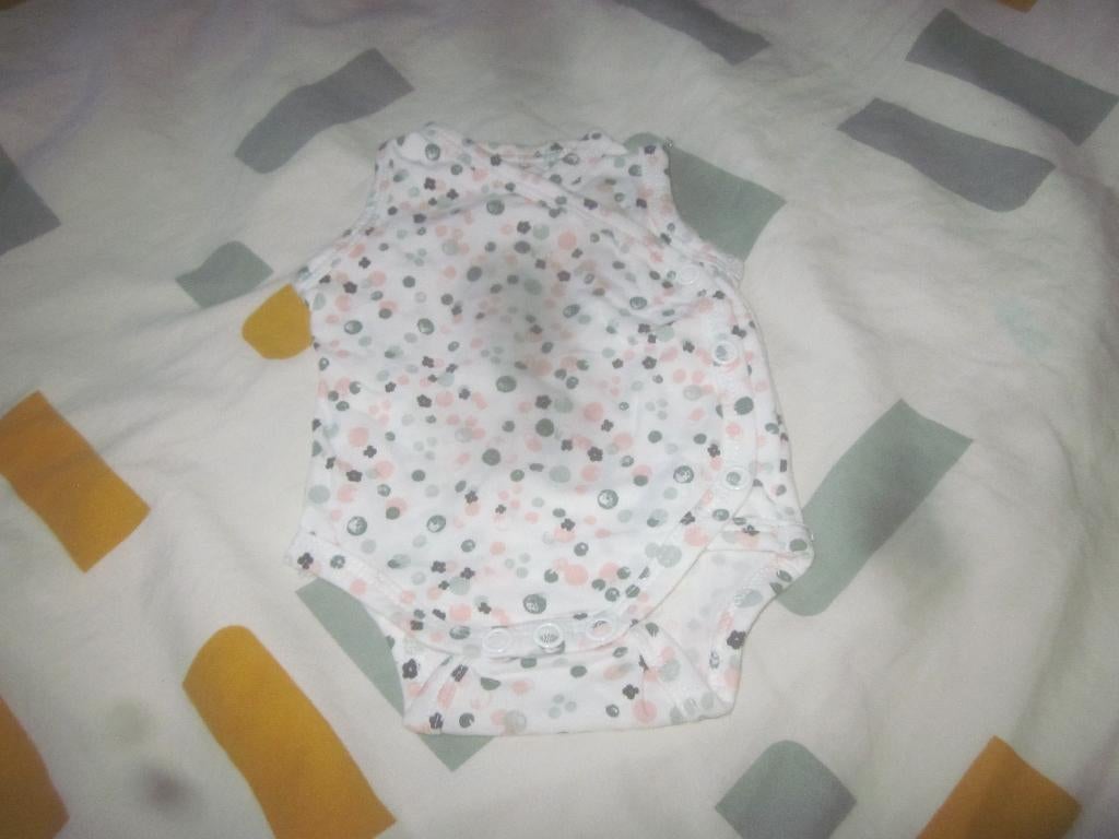 Nieuw wit/roze/blauwtinten mouwloos prematuur rompertje 44, Kinderen en Baby's, Babykleding | Prematuur, Nacht- of Onderkleding