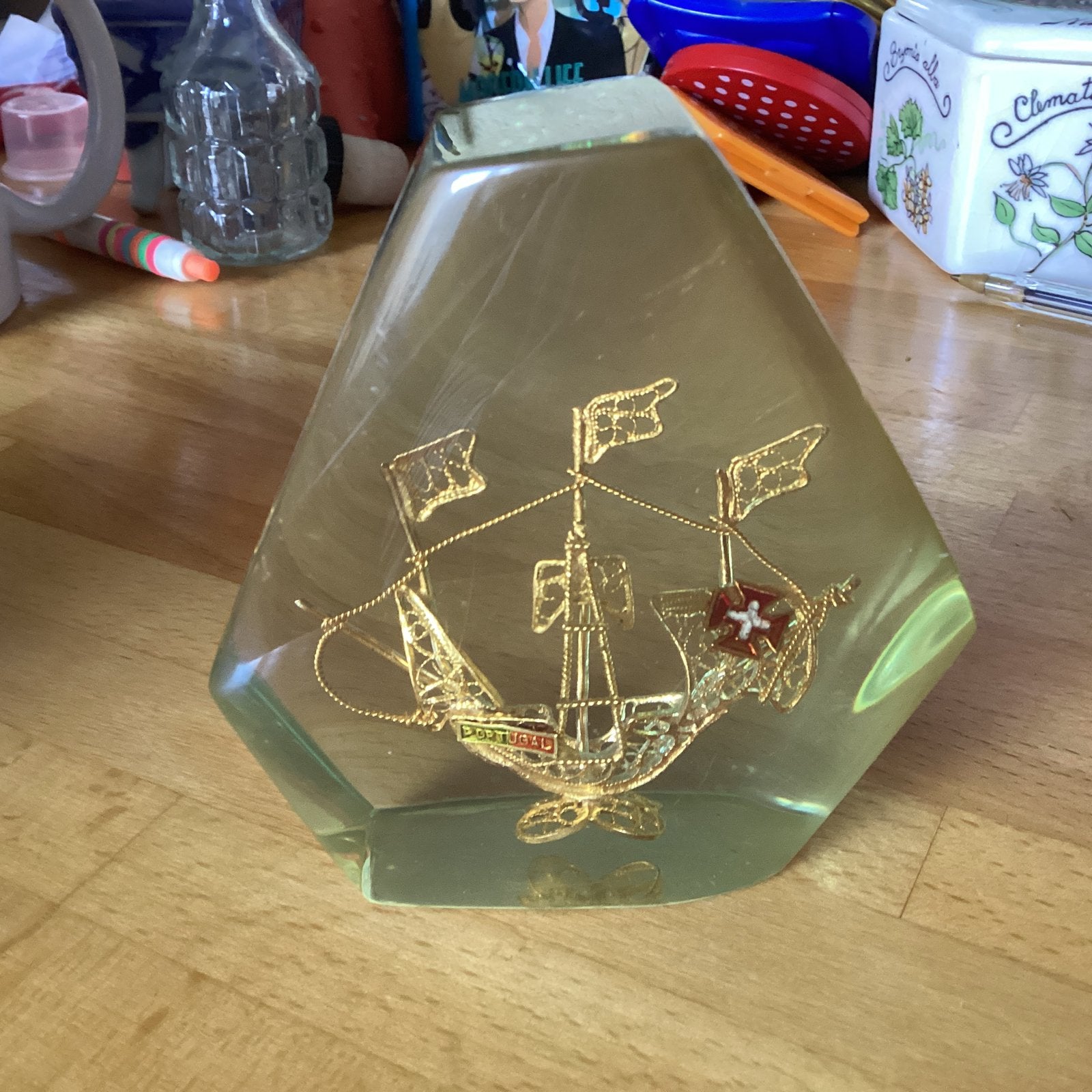Driemaster in plexiglas // filigrein // hoog 9x8x4 cm, Ophalen of Verzenden, Zo goed als nieuw