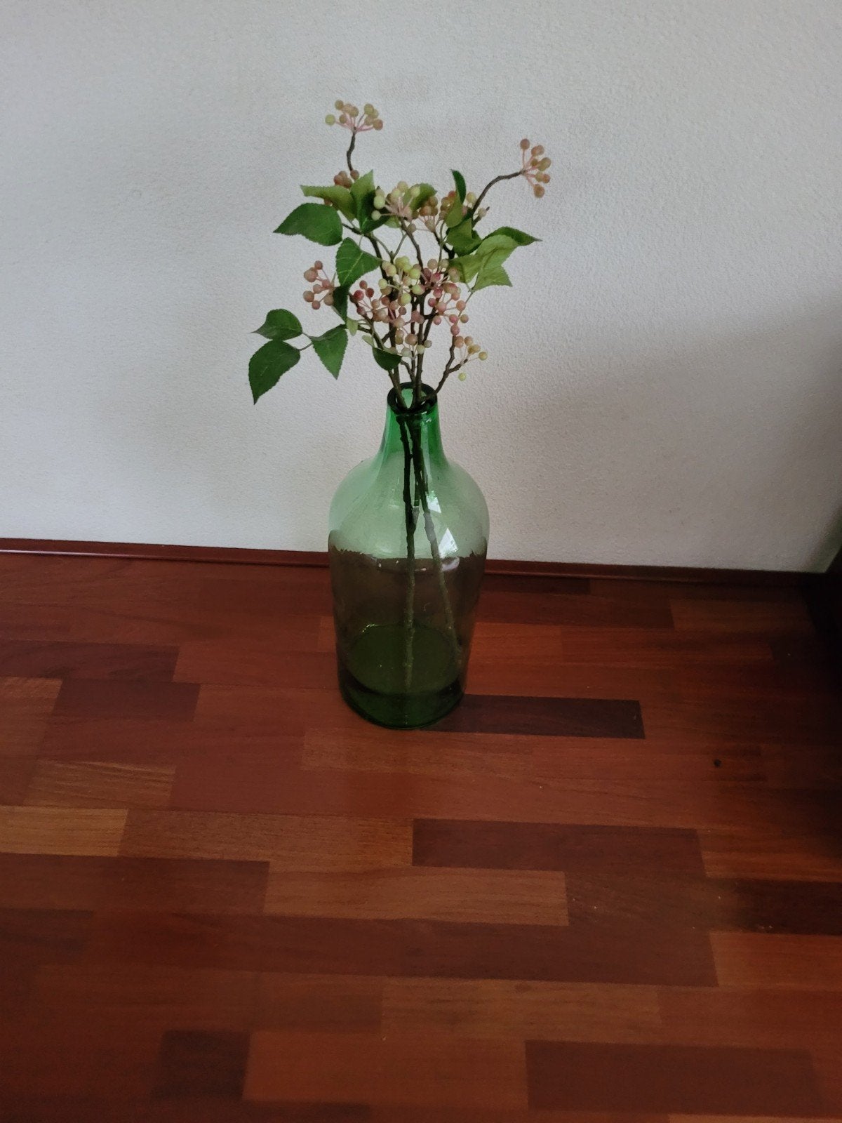 Grote groene glazen fles met kunstbloemen, Antiek en Kunst, Ophalen of Verzenden