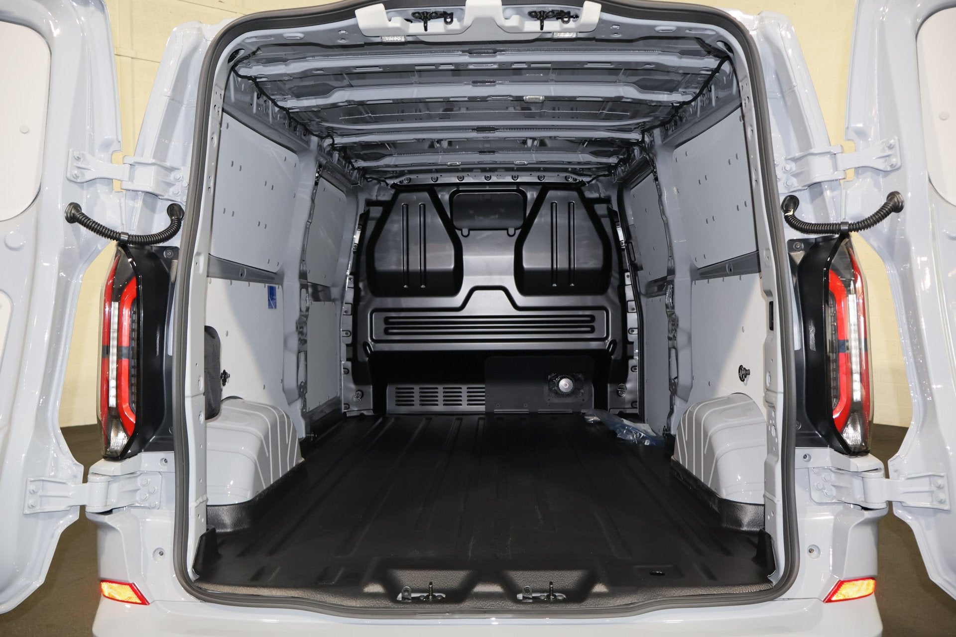 Ford E-Transit Custom L2 H1 Sport 71 kWh 218pk (bj 2026), Auto's, Bestelauto's, Automaat, Gebruikt, Leder en Stof, Parkeersensor