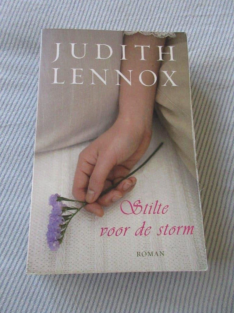 Stilte voor de storm. Judith Lennox, Ophalen of Verzenden, Gelezen, Judith Lennox