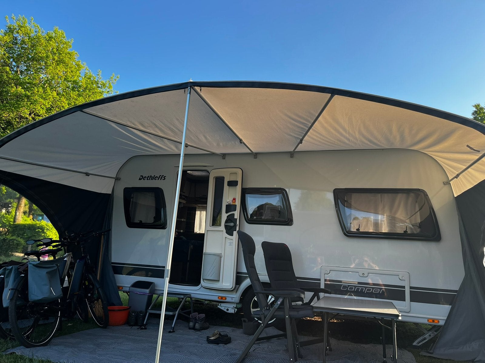 Dethleffs camper avantgarde 460 EL, Caravans en Kamperen, Treinzit, Particulier, Dethleffs, Kachel