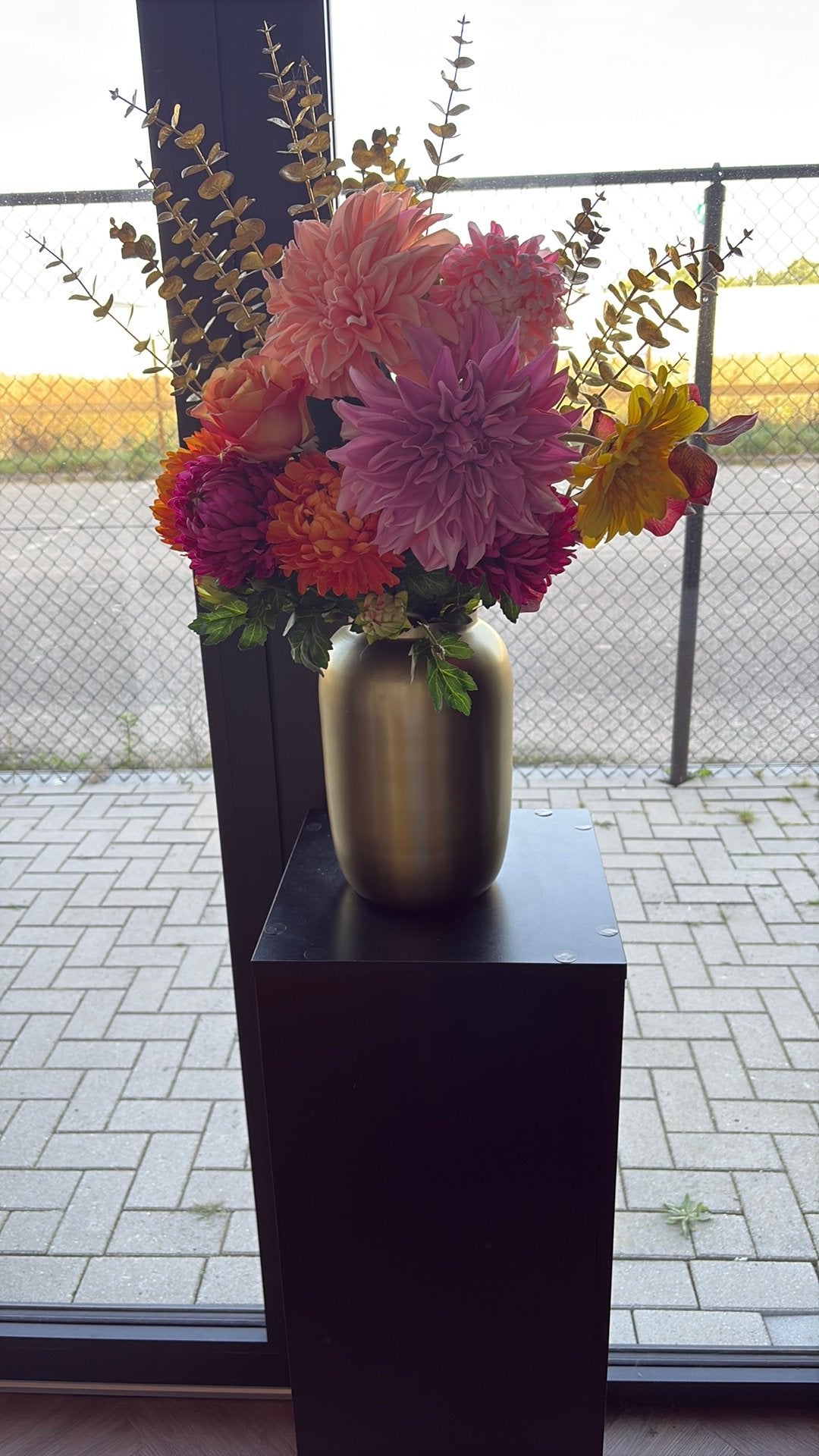 2 zwart zuilen met identieke bloemstukken goud vaas, Huis en Inrichting, Ophalen, Zo goed als nieuw