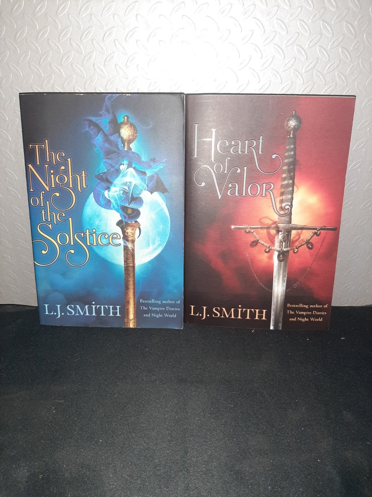 L.J. Smith - The Night of the Solstice & Heart of Valor, Boeken, Ophalen of Verzenden, Zo goed als nieuw
