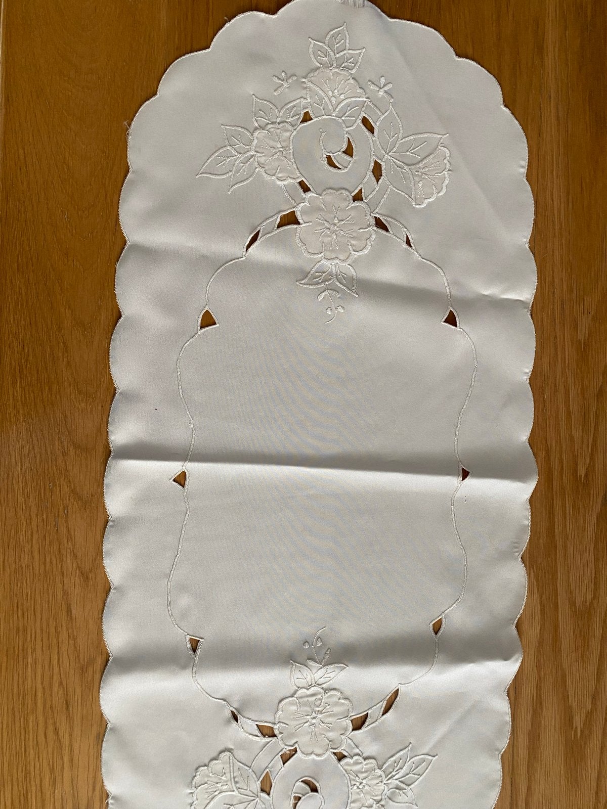 Witte tafelloper met geborduurde bloemen, Huis en Inrichting, Ophalen of Verzenden, Zo goed als nieuw, Tafelloper, Wit