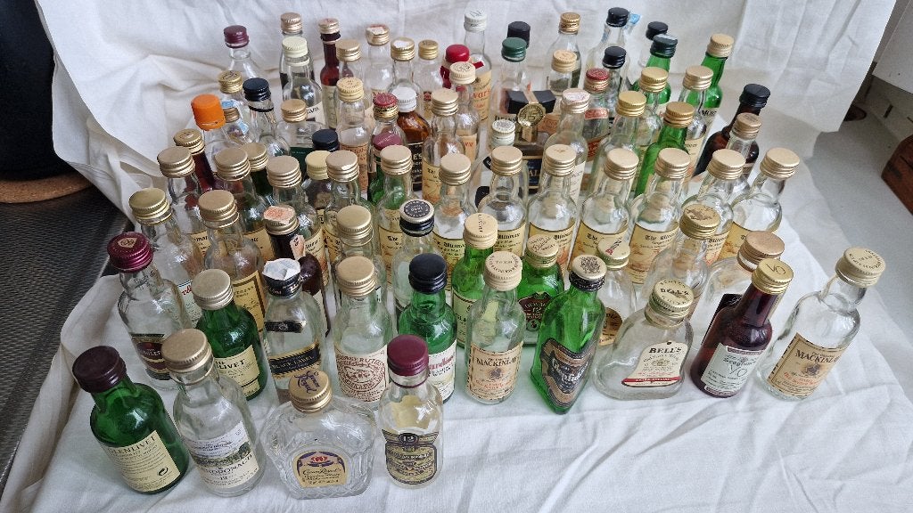 Verzameling ca. 80 lege whisky miniaturen, Ophalen
