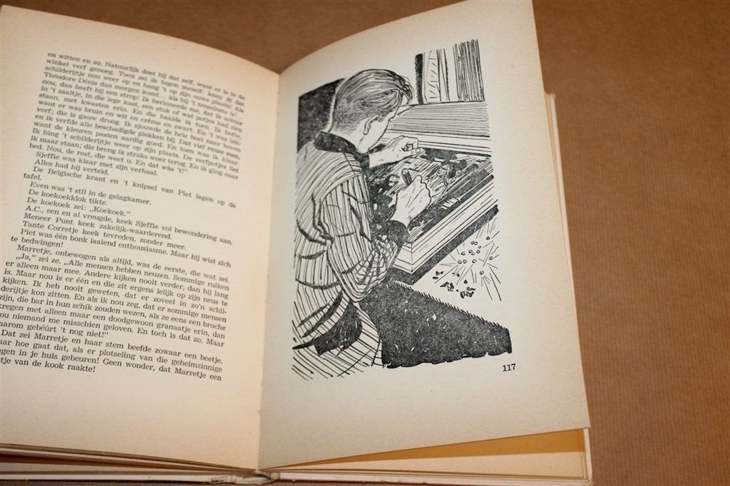 Spanning in De Rode Leeuw — Vintage Jeugdboek 1957, Ophalen of Verzenden, Gelezen