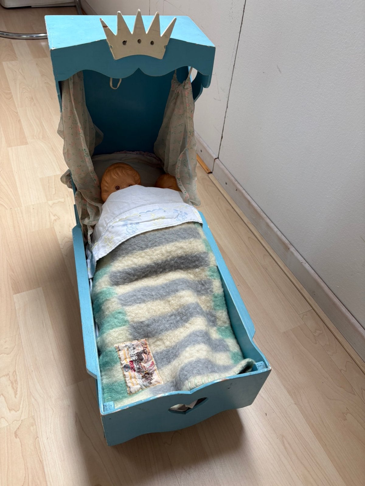 Houten poppenbedje met aabee dekentje, Verzamelen, Ophalen, Gebruikt, Accessoires