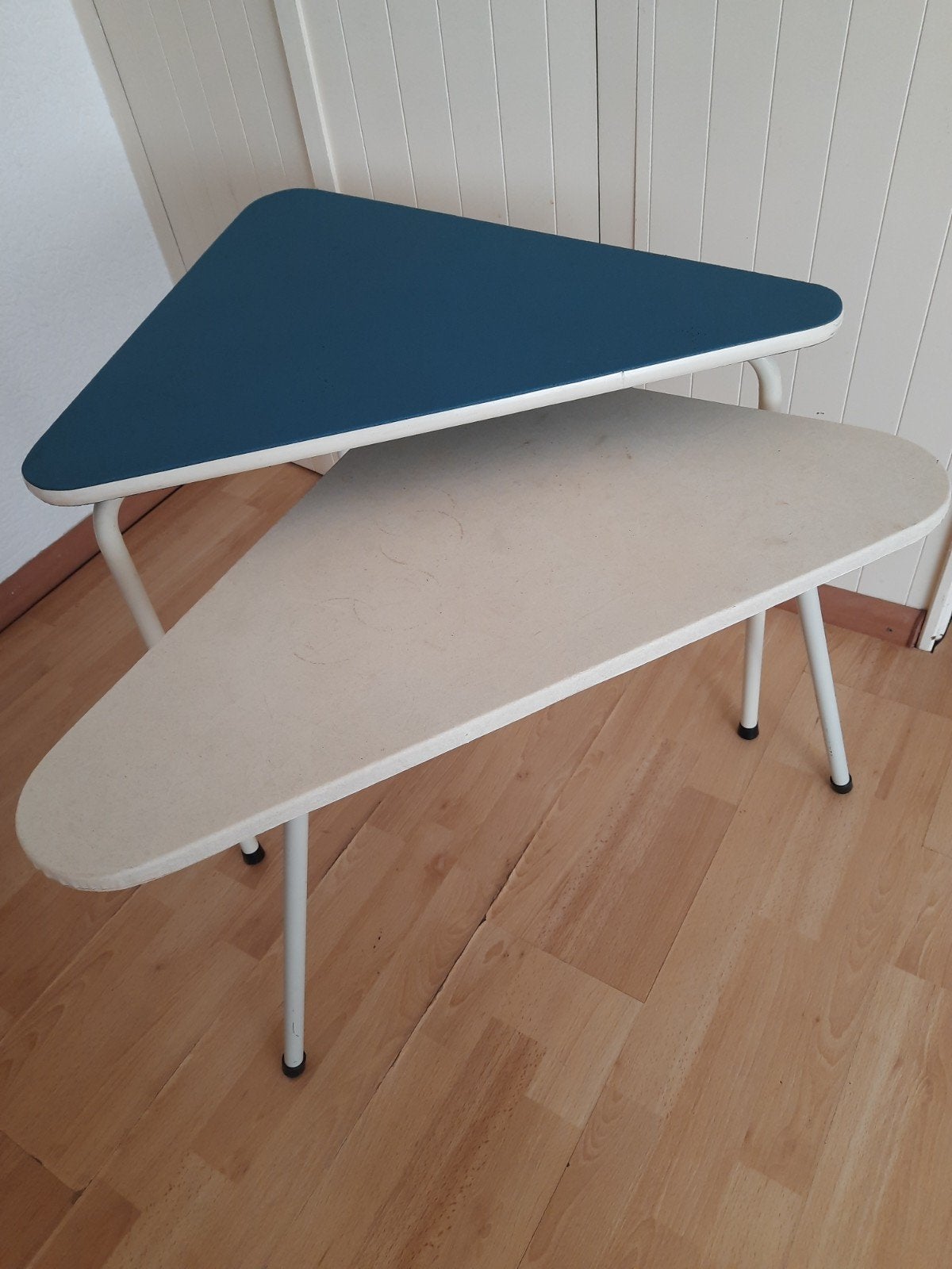 Vintage driehoek bijzettafeltjes jaren 50-60, formica blad, Ophalen, Overige materialen, Zo goed als nieuw, Vintage, Retro, Jaren 50, Jaren 60