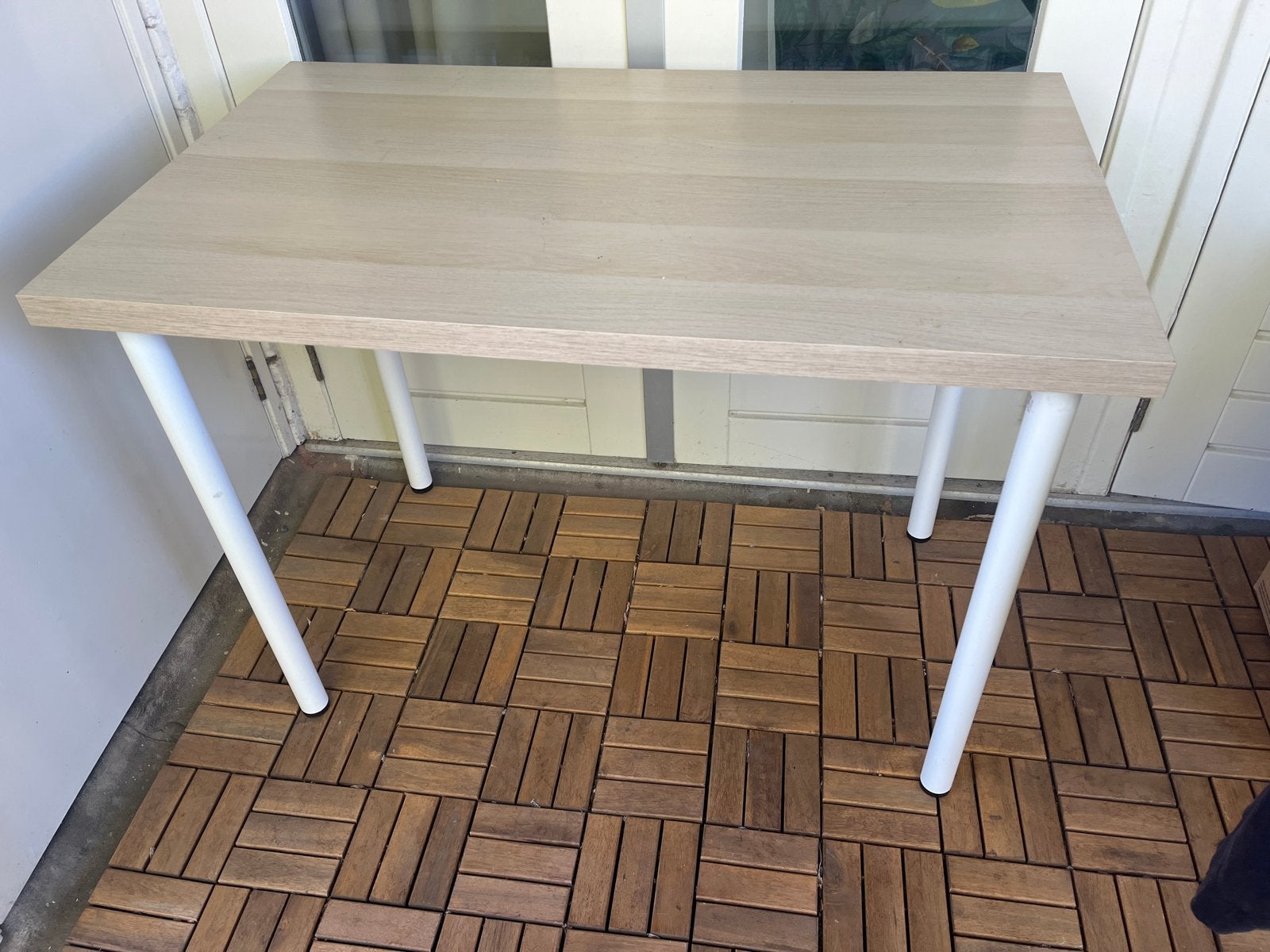 Compacte tafel met lichte houtnerf en witte poten, Huis en Inrichting, Ophalen, Demontabel, Gebruikt, IKEA