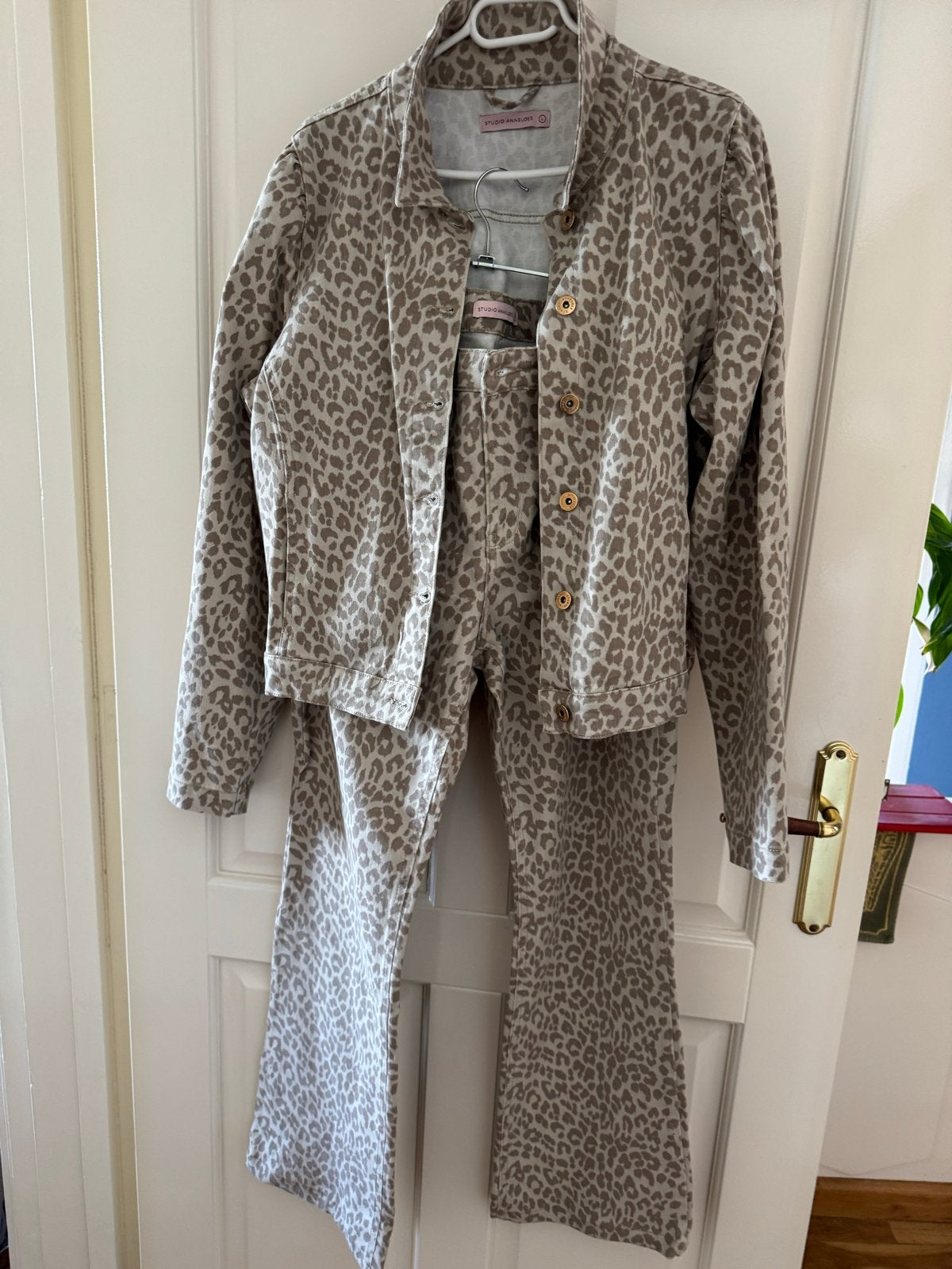 Studio Anneloes Leopard Print Set - Jasje & Broek, Maat 38/40 (M), Beige, Ophalen of Verzenden, Zo goed als nieuw