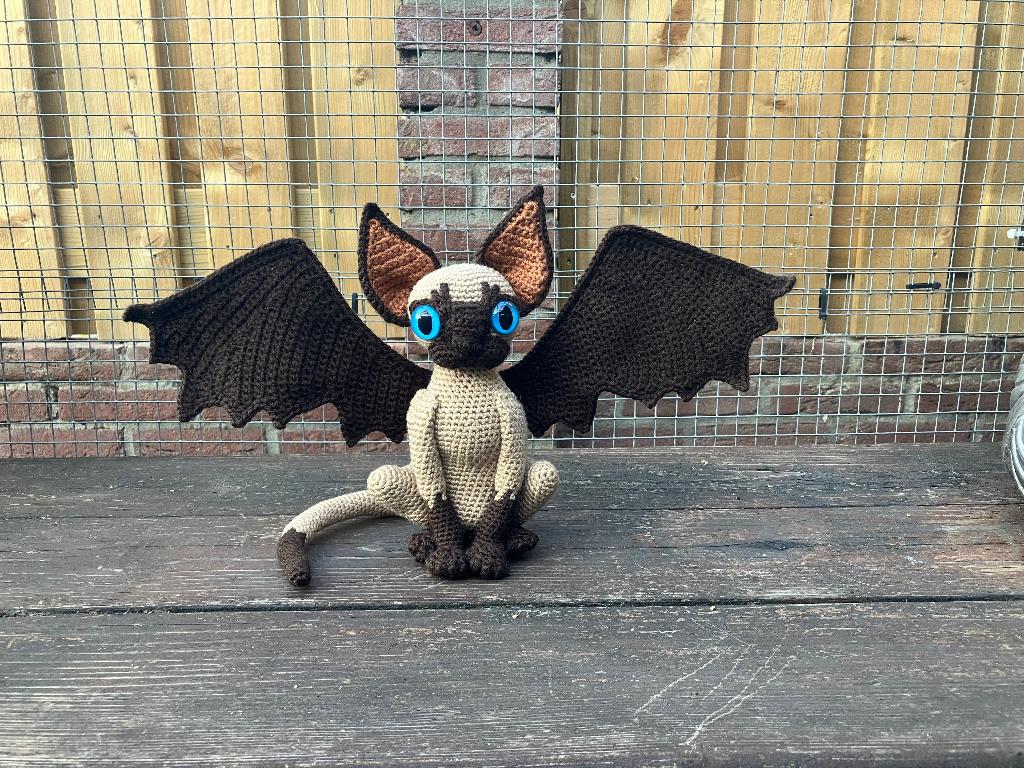 Gehaakte siamese kat met draken vleugels, Ophalen of Verzenden, Nieuw, Haken, Wol of Garen