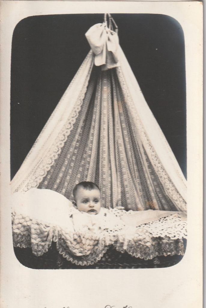 fotokaart  -  peuter  in de    wieg, Verzenden, Voor 1940, Zo goed als nieuw