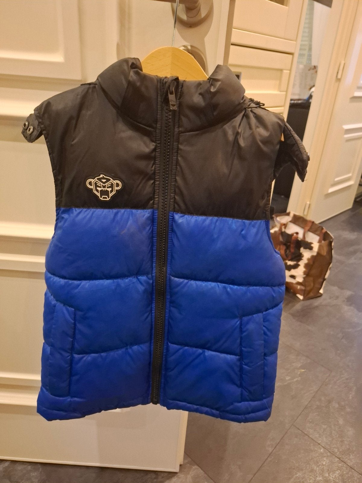 black bananas bodywarmer, Ophalen