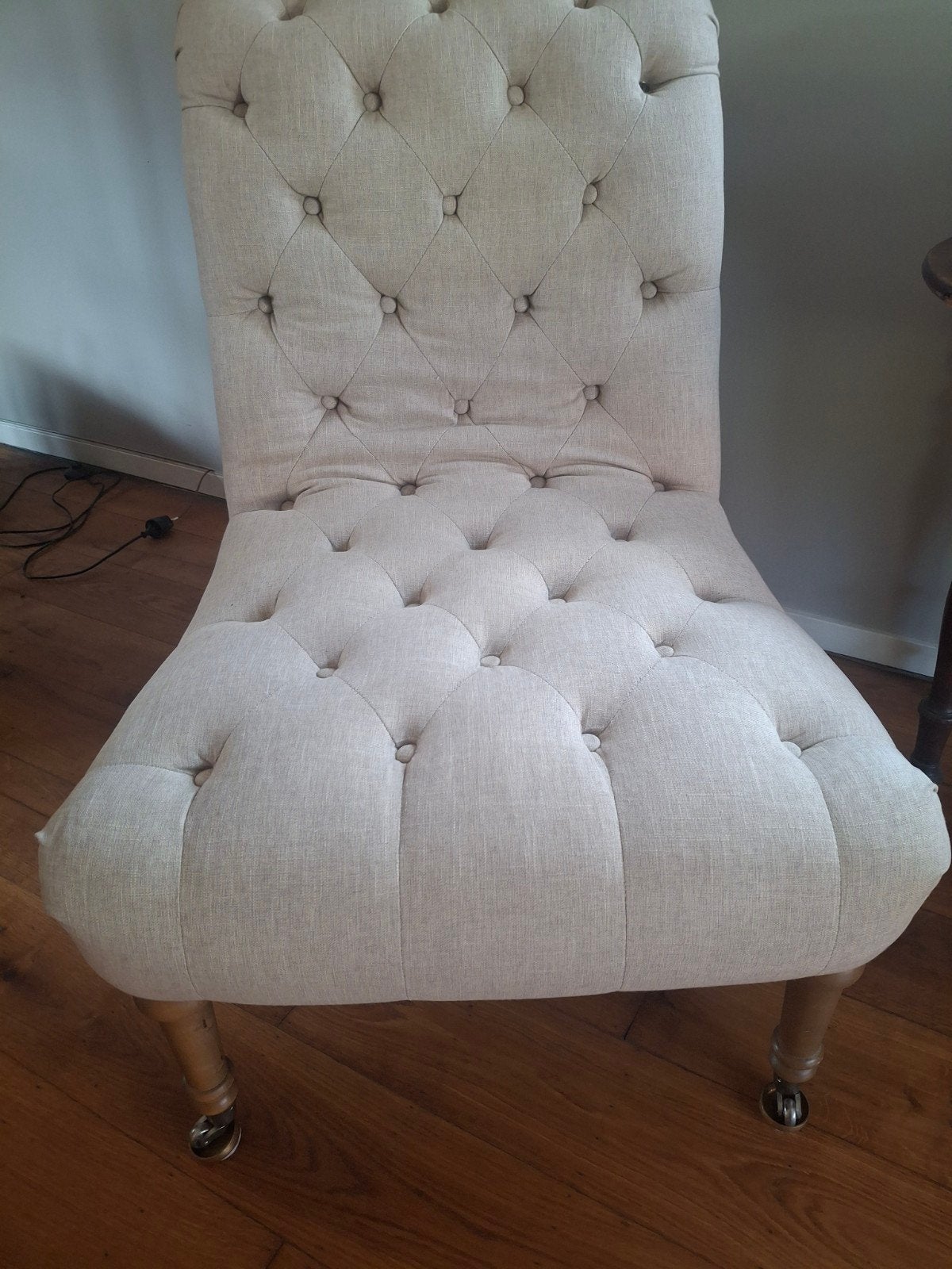 Stijlvolle beige gestoffeerde stoel met knopen en wieltjes, Huis en Inrichting, Ophalen, Overige kleuren, Zo goed als nieuw, Eén