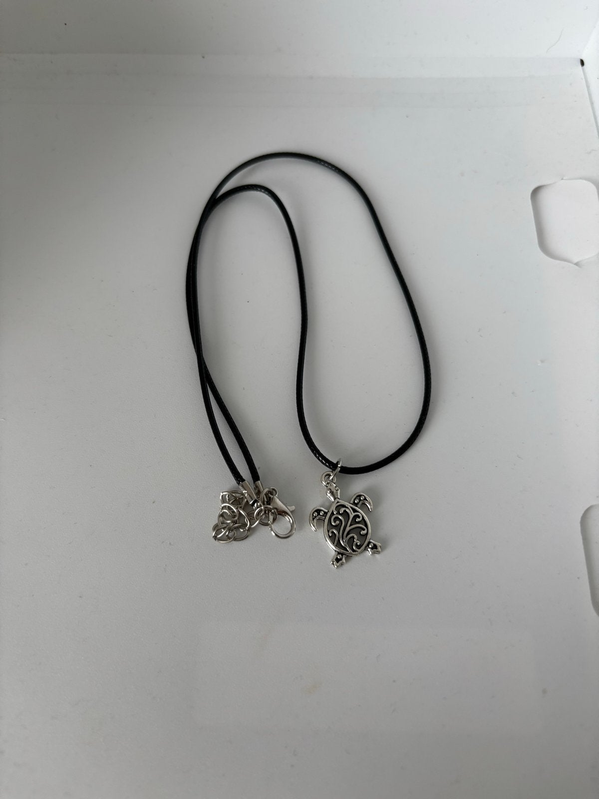 Nieuwe Zwarte Ketting met Zilverkleurige Schildpad Hanger, Sieraden, Tassen en Uiterlijk, Kettingen, Verzenden, Zwart, Nieuw, Overige materialen