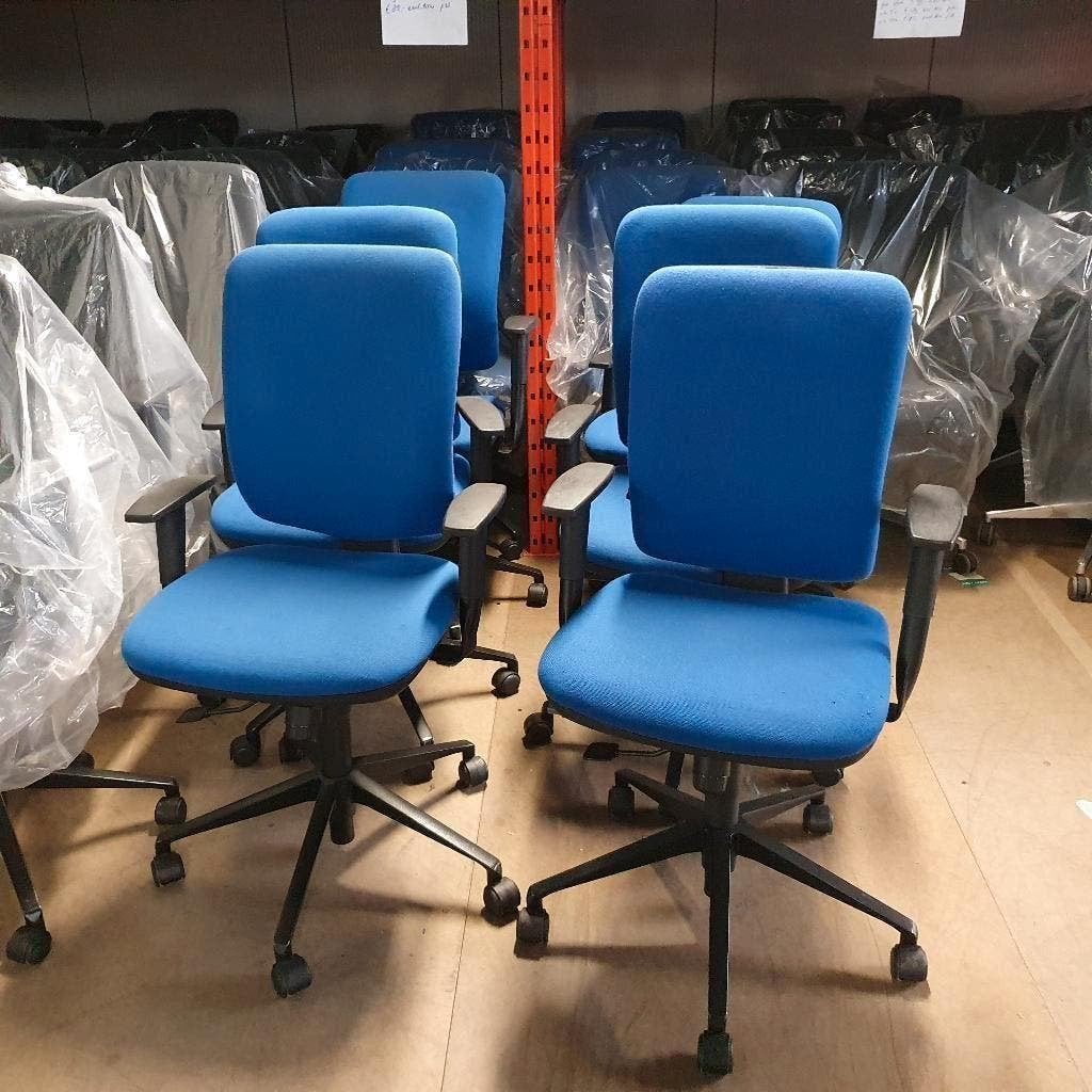 15x blauwe BETA bureaustoelen verrijdbaar met armleuningen, Ophalen, Gebruikt, Zwart