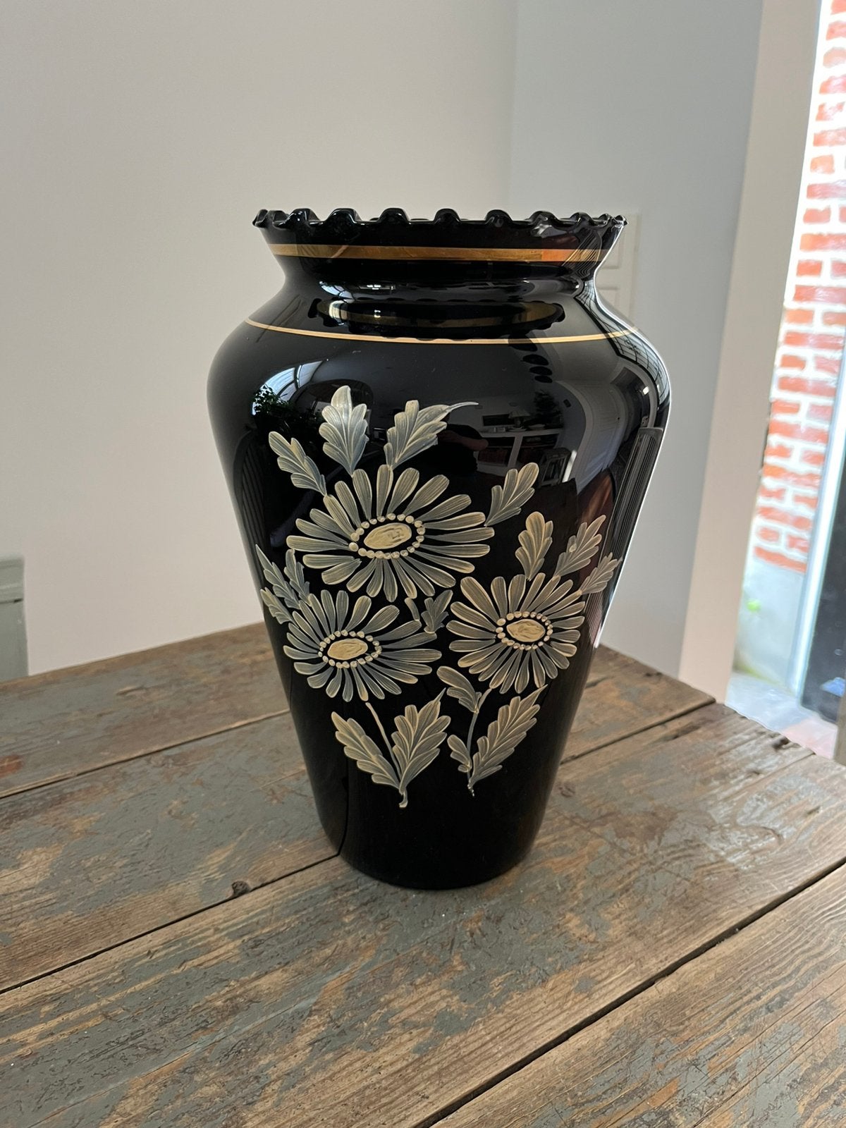ANTIEKE VAAS BOOMS GLAS ZWART MOTIEF EMAILLE BLOEMEN, Antiek en Kunst, Ophalen of Verzenden