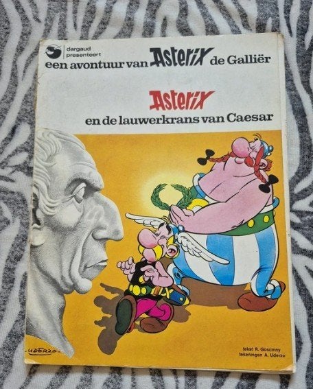 Asterix en de lauwerkrans van Caesar, Eén stripboek, Ophalen of Verzenden, Gelezen