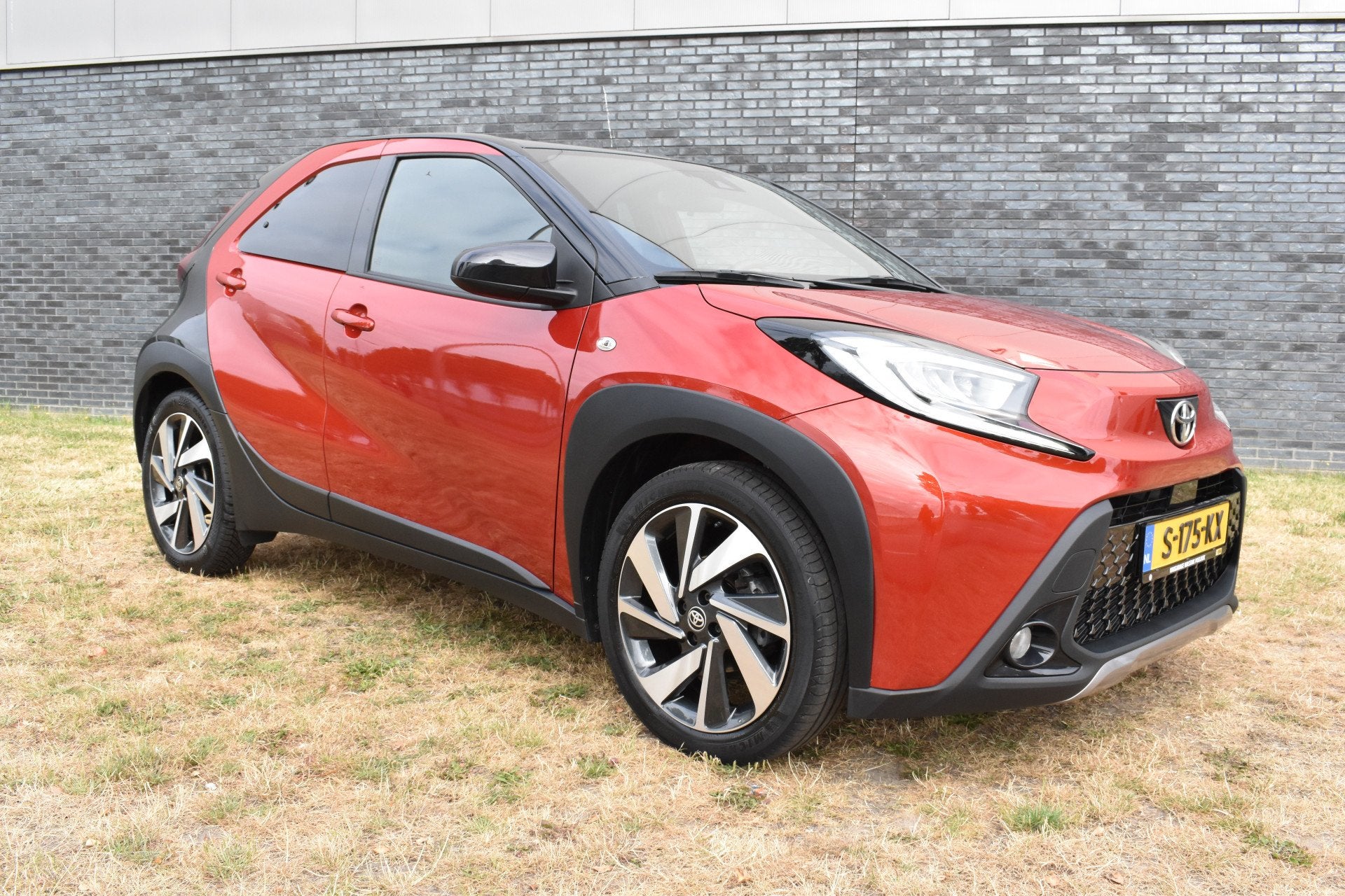 Toyota Aygo X 1.0 VVT-i MT Envy Jbl Navigatie Carplay, 12 maanden, Gebruikt, 4 stoelen, Origineel Nederlands