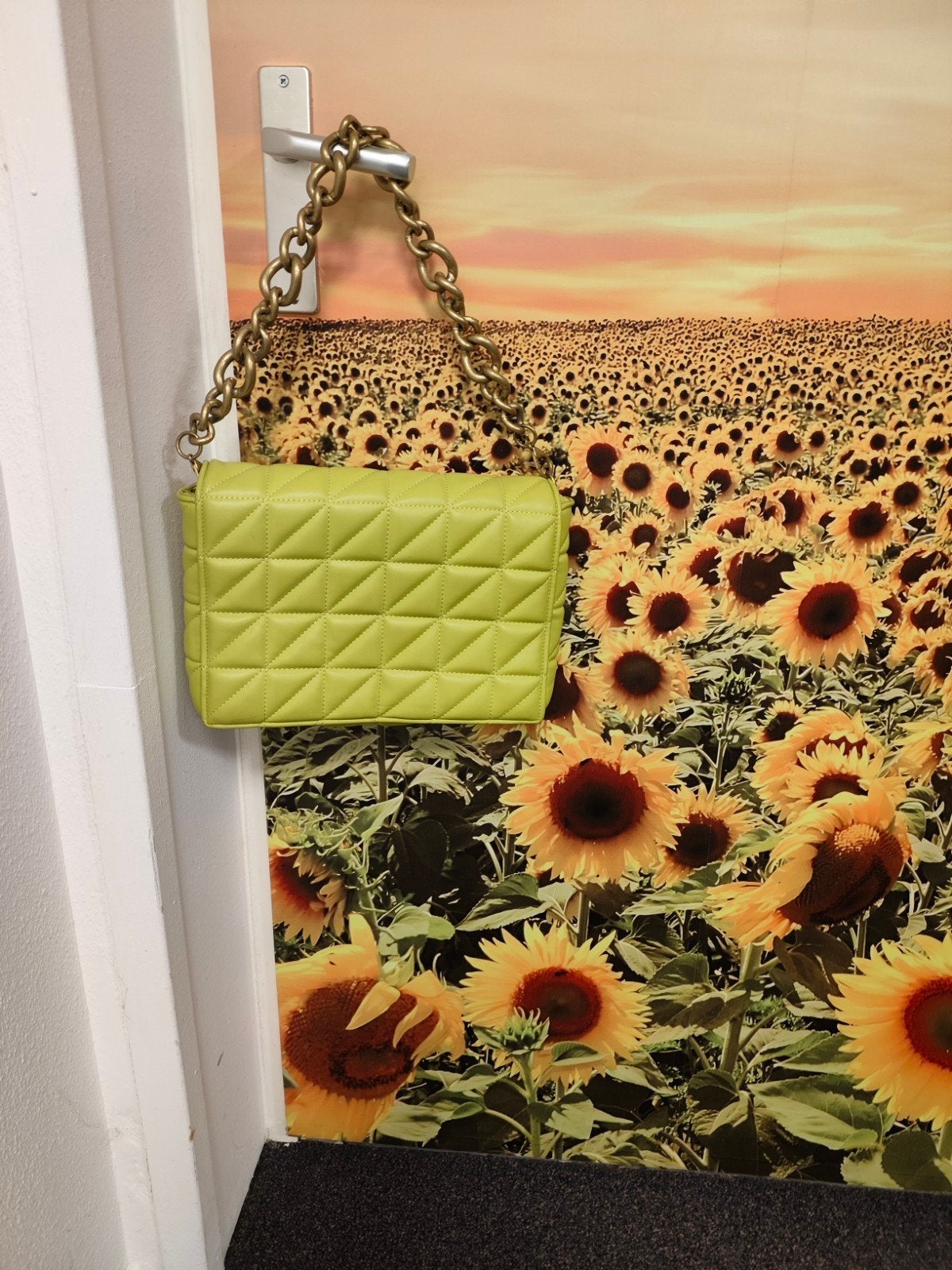 Zara schoudertasje limegroen met gouden ketting, Ophalen