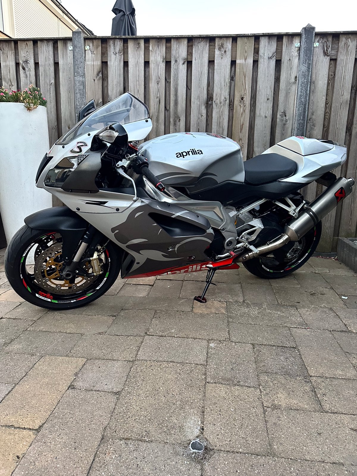 Aprillia RSV 1000 r bouwjaar 2005 (29886 km ), Motoren, 2 cilinders, Sportuitlaat, Motorrijbewijs A, Gebruikt