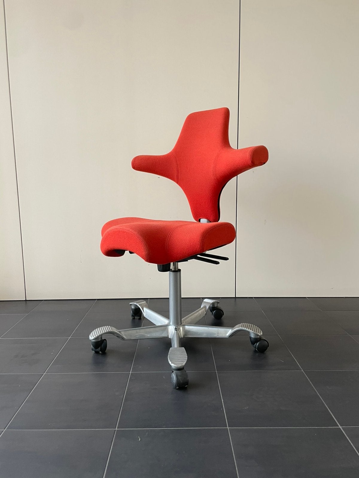 Design bureaustoel HÅG Capisco 8106 oranje z.g.a.n., Huis en Inrichting, Bureaustoelen, Zwart, Ophalen of Verzenden, A, A