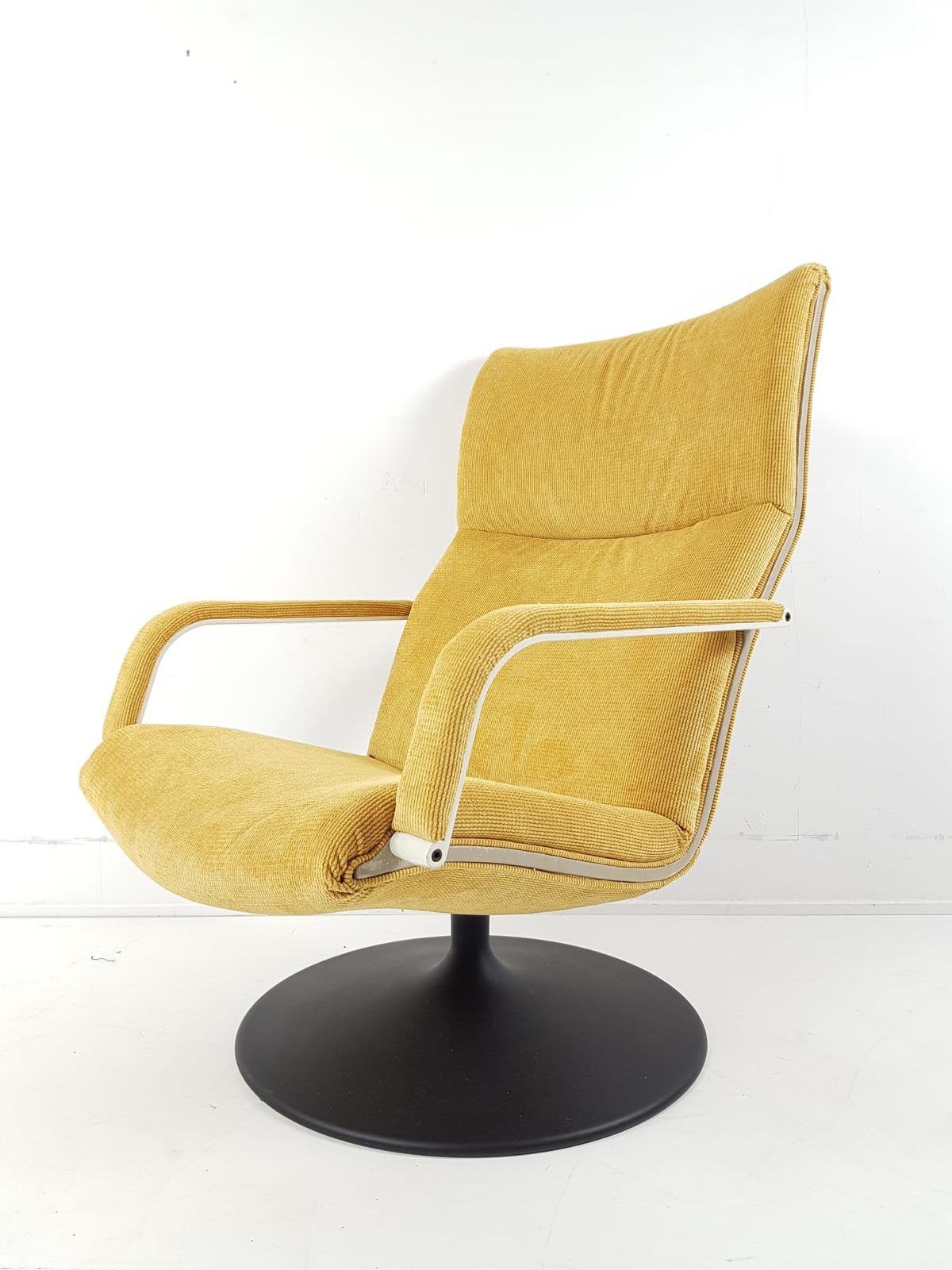 Artifort fauteuil gele fijne rib nieuwe stof vintage lounge, Modern vintage, ., 75 tot 100 cm, Ophalen of Verzenden