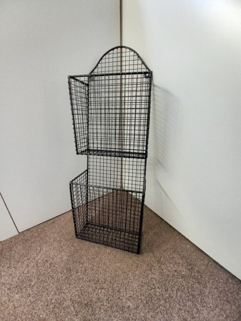 Te koop dit zwart metalen Wijnrek of Lectuurrek., Ophalen, Gebruikt