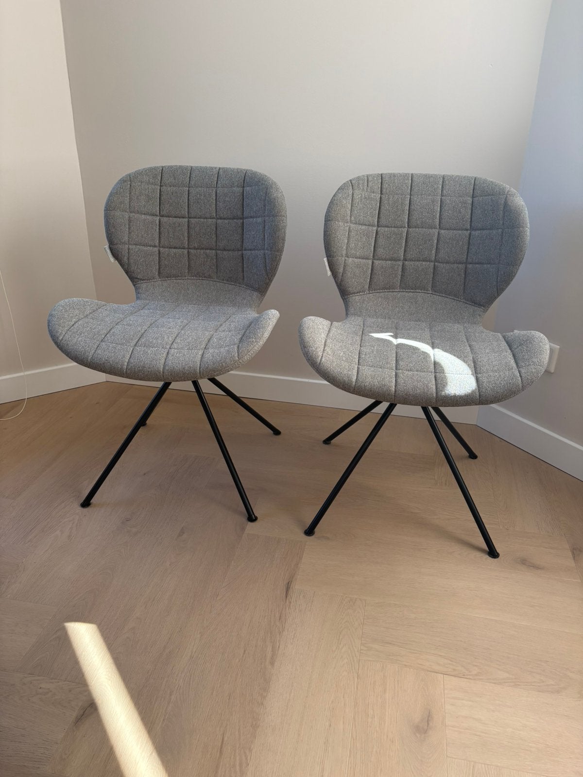 Eetkamerstoelen OMG van Zuiver grijs, Huis en Inrichting, Ophalen, Twee, Zo goed als nieuw, Stof