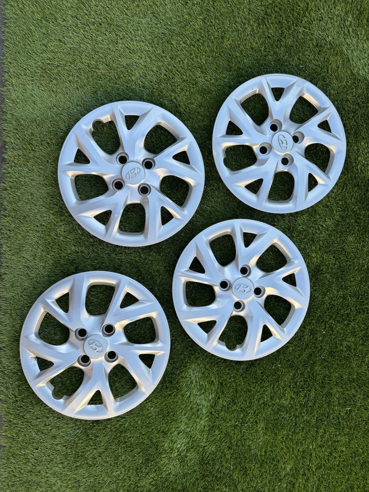 Set van 4 Hyundai wieldoppen 14 inch, Auto diversen, Ophalen, Gebruikt