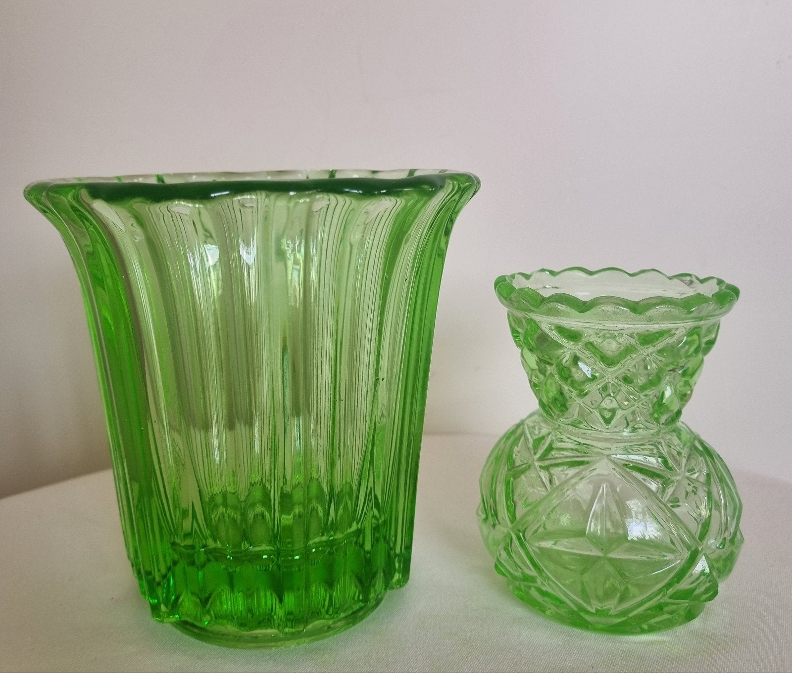 Art-Deco groen vaasje uraniumglas+Art-Deco heldergroene vaas, Antiek en Kunst, Ophalen of Verzenden