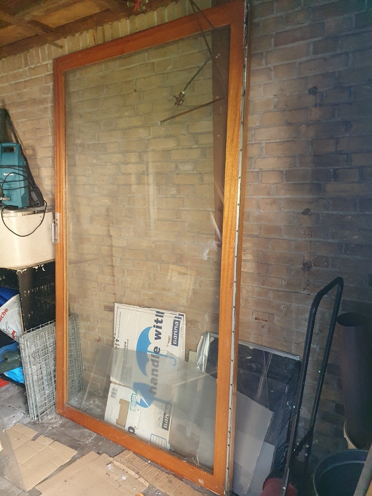 Gratis Groot houten gevelraam met handvat en slot, Ophalen, Gevelraam of Ruit, Gebruikt, 160 cm of meer
