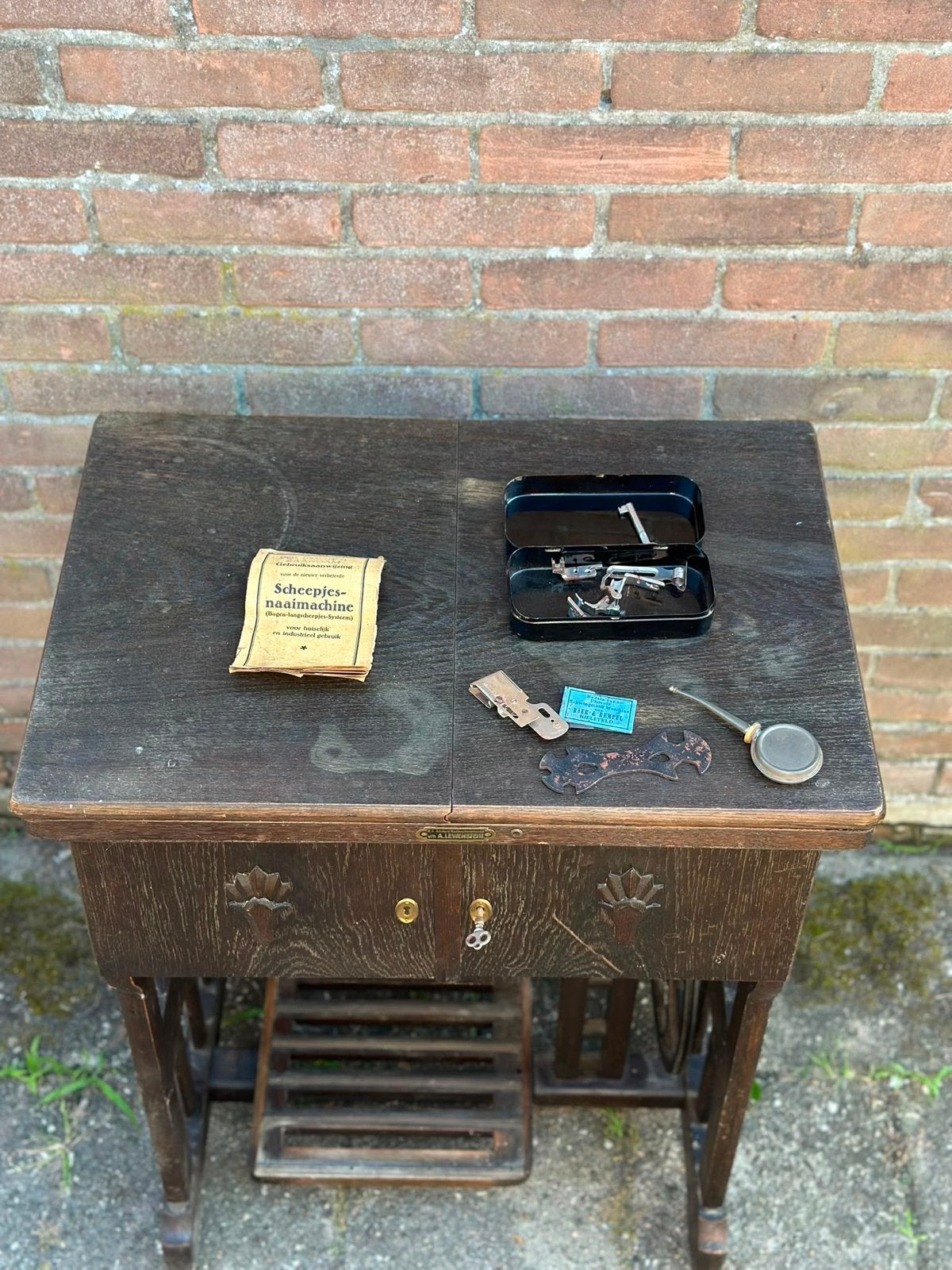 Antieke Phoenix Naaimachine met Meubel en Accessoires, Ophalen