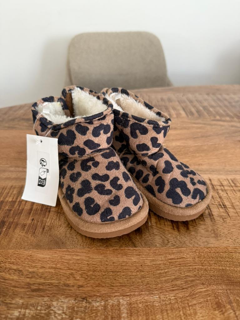 Nieuwe panterprint ugg pantoffels maat 23, Meisje, Schoenen, Nieuw, Ophalen of Verzenden