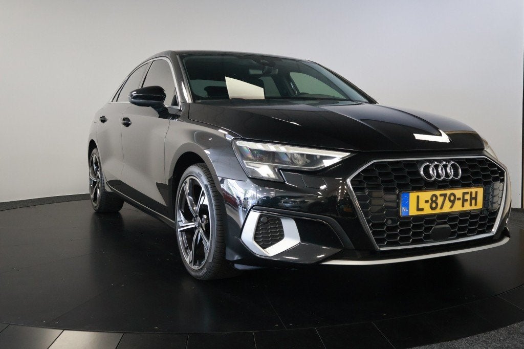 Audi A3 30 TFSI ambient light S-tronic Carplay Lane assist, Gebruikt, Origineel Nederlands, Bedrijf, Sedan