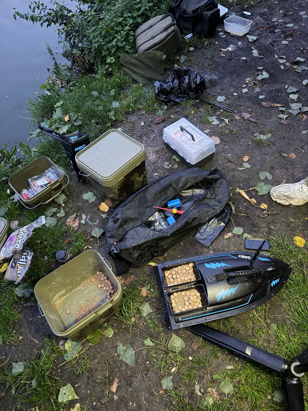 Betrouwbare voerboot met 2 accu's - Klaar voor gebruik!, Ophalen of Verzenden, Gebruikt, Overige typen