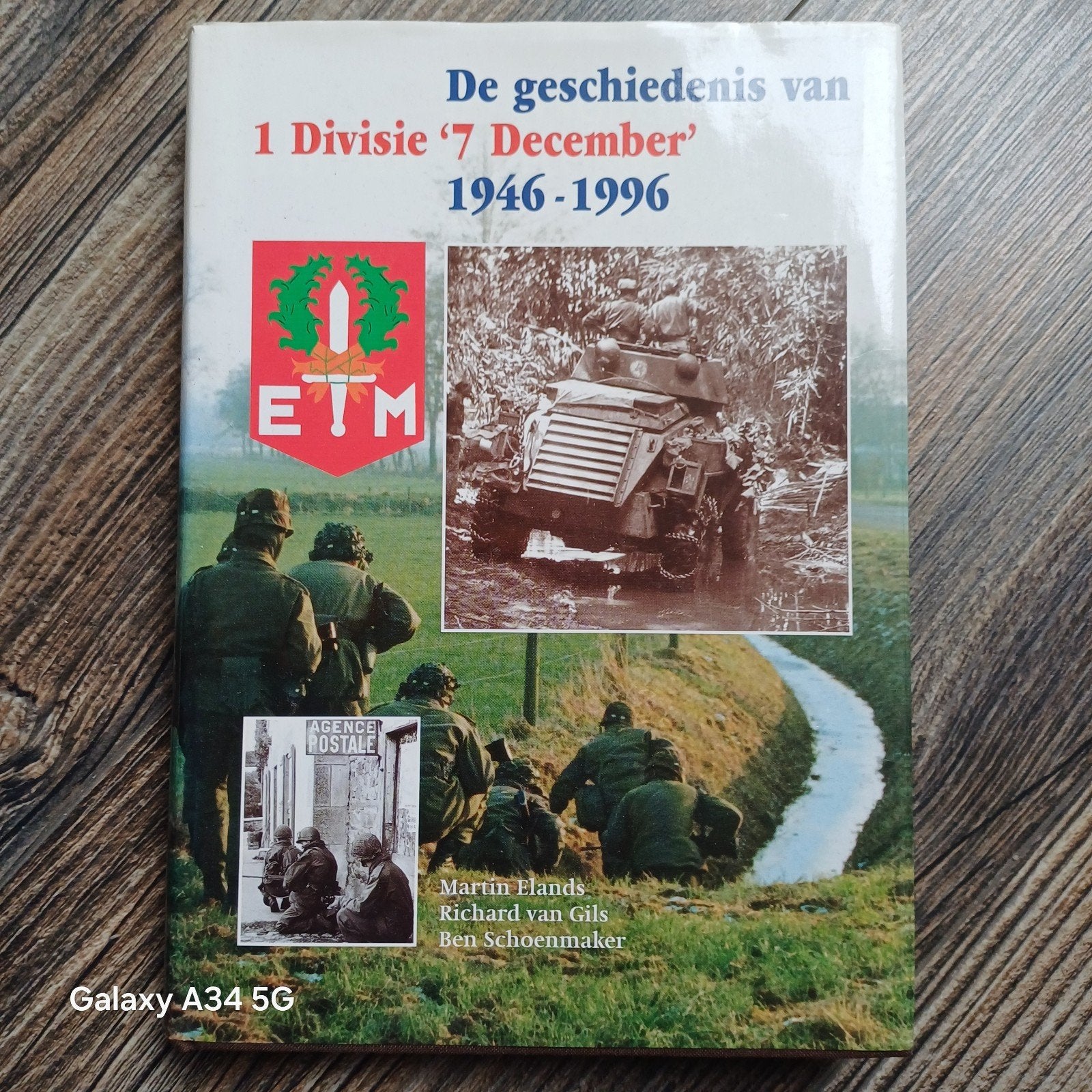 De geschiedenis van 1 Divisie '7 December' 1946-1996, Boeken, Gelezen, Martin Elands, Richard van Gils, Ben Schoenmaker, Ophalen of Verzenden