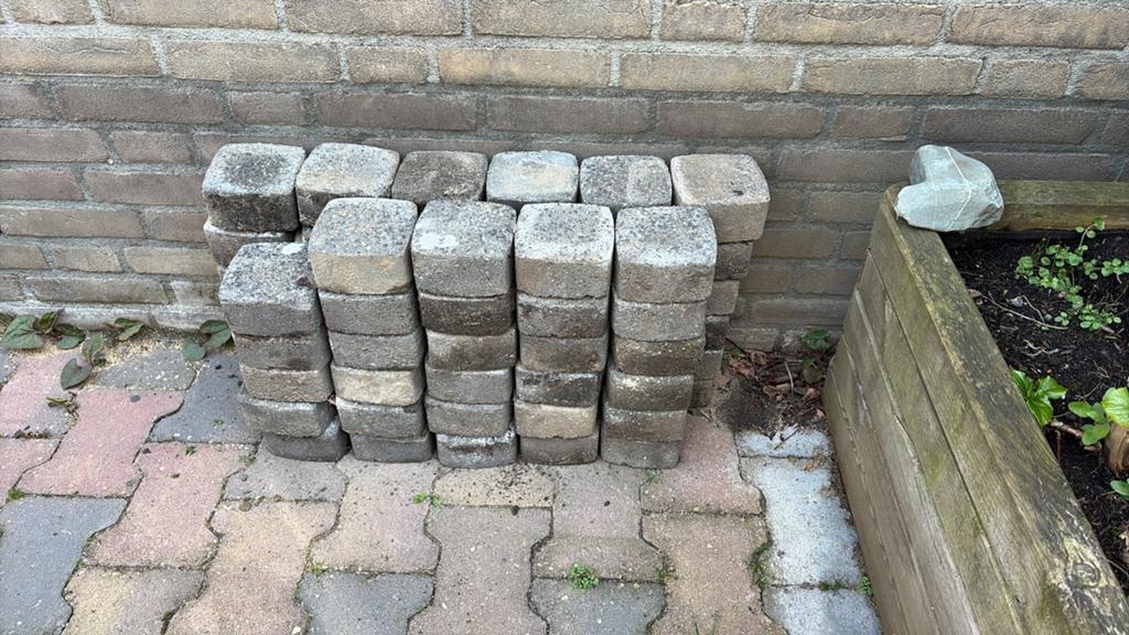 Gratis 65 trommelstenen, Ophalen, Zo goed als nieuw, Beton, Klinkers