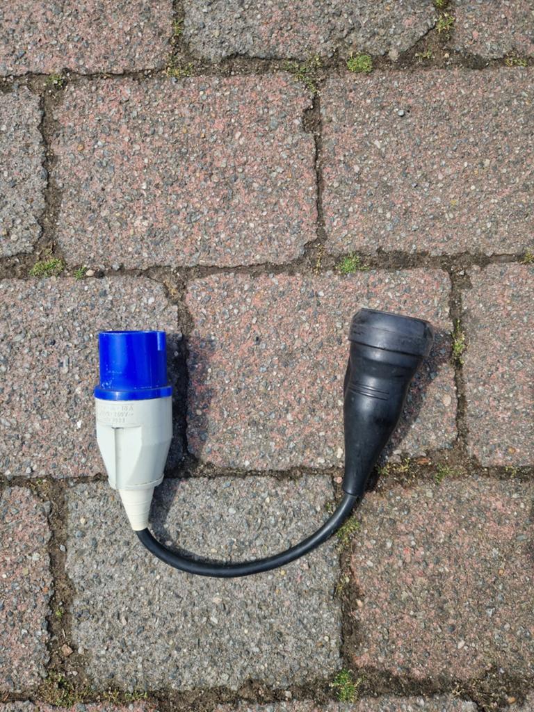 Verloopstekker CEE blauw naar Schuko stopcontact, Doe-het-zelf en Verbouw, Elektra en Kabels, Ophalen of Verzenden