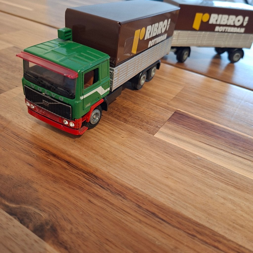 Vintage Lion Toys Volvo F10 vrachtwagen met aanhanger, Verzenden, Zo goed als nieuw, Bus of Vrachtwagen, Tekno