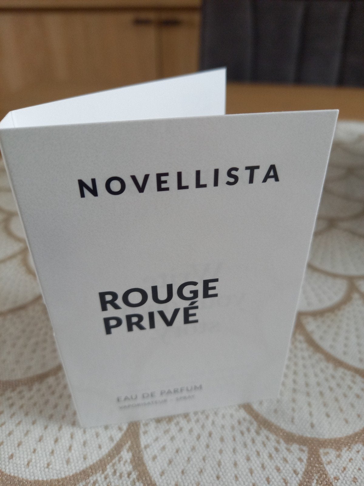 Proefje Rouge Privé van Novellista, Sieraden, Tassen en Uiterlijk, Uiterlijk | Parfum, Ophalen of Verzenden, Nieuw