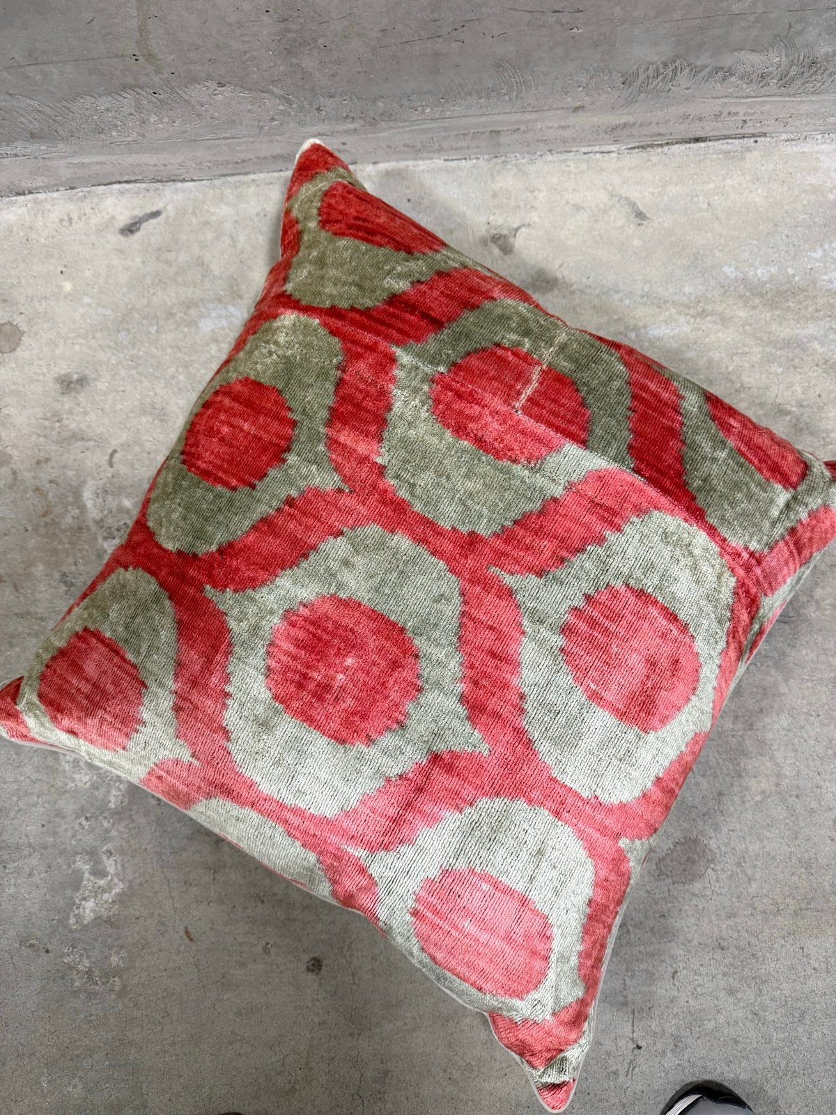 Rough Studios Ikat Kussen Rood/Groen, Ophalen of Verzenden, Zo goed als nieuw, Rood, Vierkant