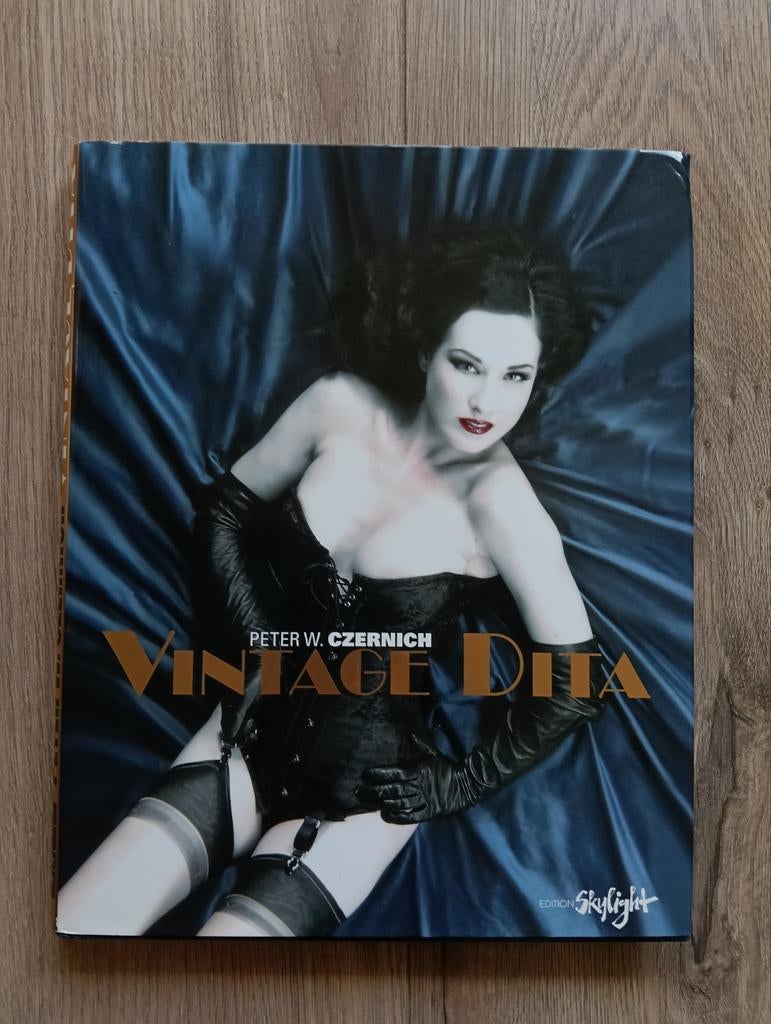 Vintage Dita von Teese zeldzaam boek met fetish foto's, Ophalen of Verzenden, Gelezen